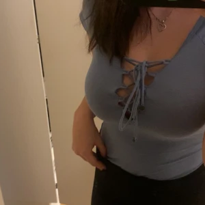 Body Odd Molly - En ljusblå body ifrån Odd Molly🩵har snörning vid urringningen.  Står ingen storlek på tröjan men jag skulle säga S och den är väldigt stretchig.  Knappbar body