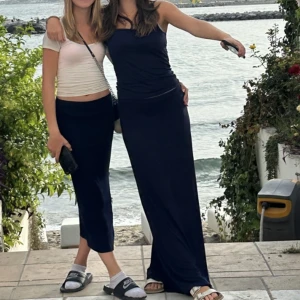 Blått set från Nelly💙 - Säljer mitt set från Nelly!💙 Kjolen är i storlek L (tog den storleken för att den inte skulle va genomskinlig) men passar bra på mig som vanligtvis har M i nederdelar. Toppen är i storlek S. Nypris: 498 för båda