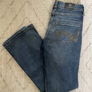 Low waist jeans från HM. Aldrig använda, prislappen är kvar. Slutsålda på hemsidan. Säljer då dom är för korta på mig🌟