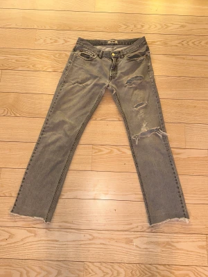 Acne jeans  - Riktigt snygga Acne jeans om man gillar lite baggy och slitna jeans! Lagade i skrevet och klippta på längden. Vid fler frågor eller bilder är det bara att höra av sig!