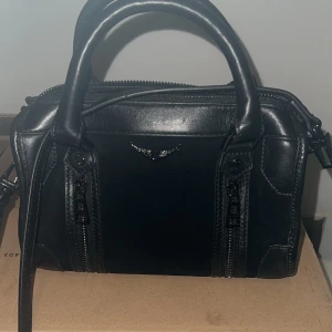 Zadig et voltaire väska  - Zadig väska xs sunny! Har kvar dustbag och den säljs inte längre på zadig💕 Den är i okej skick, skriv för defekter. Ursprungs pris 4040 