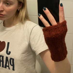 Röda torgvantar - Röda stickade torgvantar! Så fina och perfekta till vintern! frakt tillkommer 