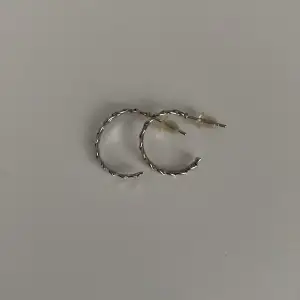 Jätte fina silverörhängen som passar till allt 💕 inga skador eller liknande 🫶(#34)