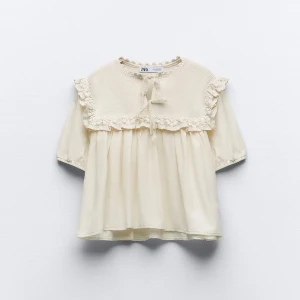 Zara Blus  - Jättefin och söt populär  blus från zara, nysick då jag köpte den i slutet av sommaren men endast använt den 2 gånger! Vid frågor kontakta! 