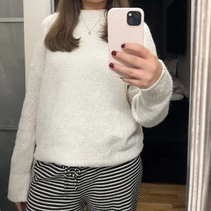 Stickad tröja  - Så mysig tröja som inte används då jag har så många. Endast använd några gånger! Skriv om du har någon fråga😊💗