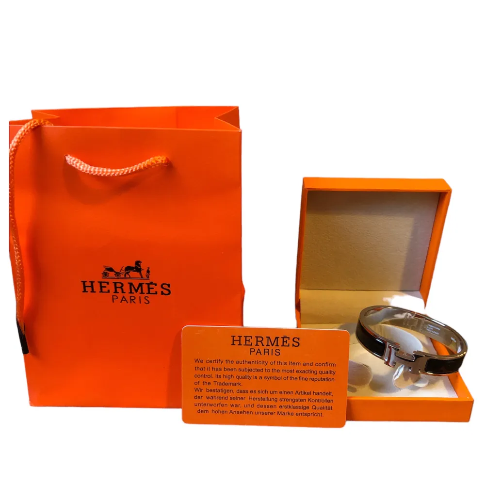 Tja! Säljer nu detta Hermes armband som är helt nytt. Det är 1:1 kvalitet och högsta kvalitet med ingen skillnad från de äkta. Det är size 17cm. Skriv privat för fler frågor.. Accessoarer.