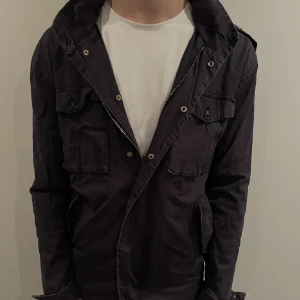 Field jacka🤙 - Snygg höst/vår jacka i bra skick! Har även inbyggd luva i krage Kan gå ner i pris vid snabb affär! Skickar på helg (lumpen:) 