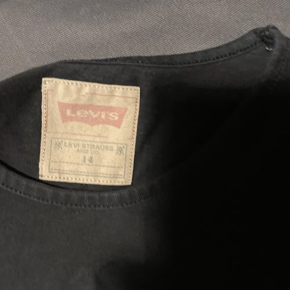 Svart Levis tröja vet inte riktigt om den är äkta säljer den därför billigt.. T-shirts.