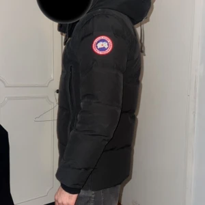 Canada goose jacka - Säljer denna canada goose jackan som använts ett par gånger sen förra vintern. Jackan är nyskick men det enda problemet är att den blivit lite blek när jag har tvättat den lite fel. Pris kan diskuteras!