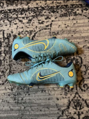 Nike vapor 14 Fotbollskor  - Fina fotbollskor använda ganska mycket men är fortfarande bra fortfarande 