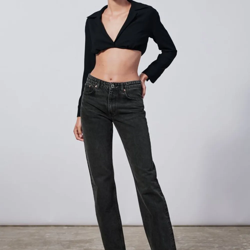 Mid waist straight jeans från zara, super fina ❤️ köparen står för frakt. Jeans & Byxor.