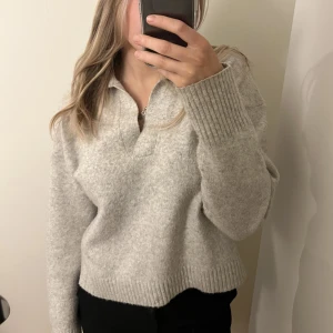 Grå stickad tröja🩶 - Säljer min fina tröja från mango🩶