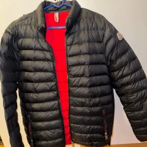 Monclear Jacka M-L Svart - Moncler Jacka M-L Svart