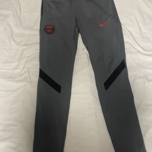 Psg träningsbyxor - Hej, ja säljer mina byxor på grund av ingen användning länge 