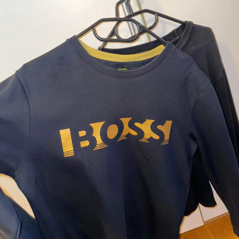 Hugo Boss tröja marinblå i storlek L. Tröjor & Koftor.