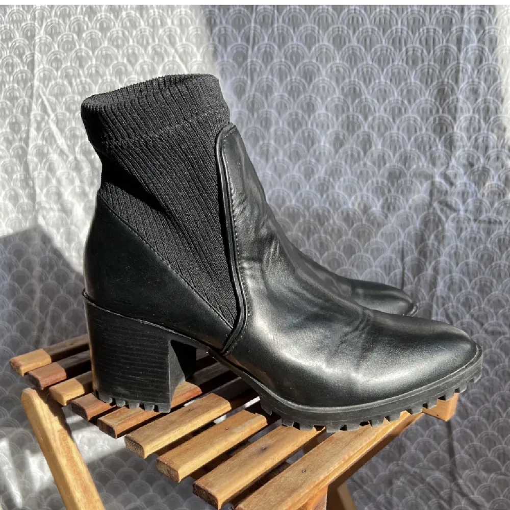 Ett par skitsnygga boots från Zara i strl 39. Supersköna att gå i! Fint skick! . Skor.