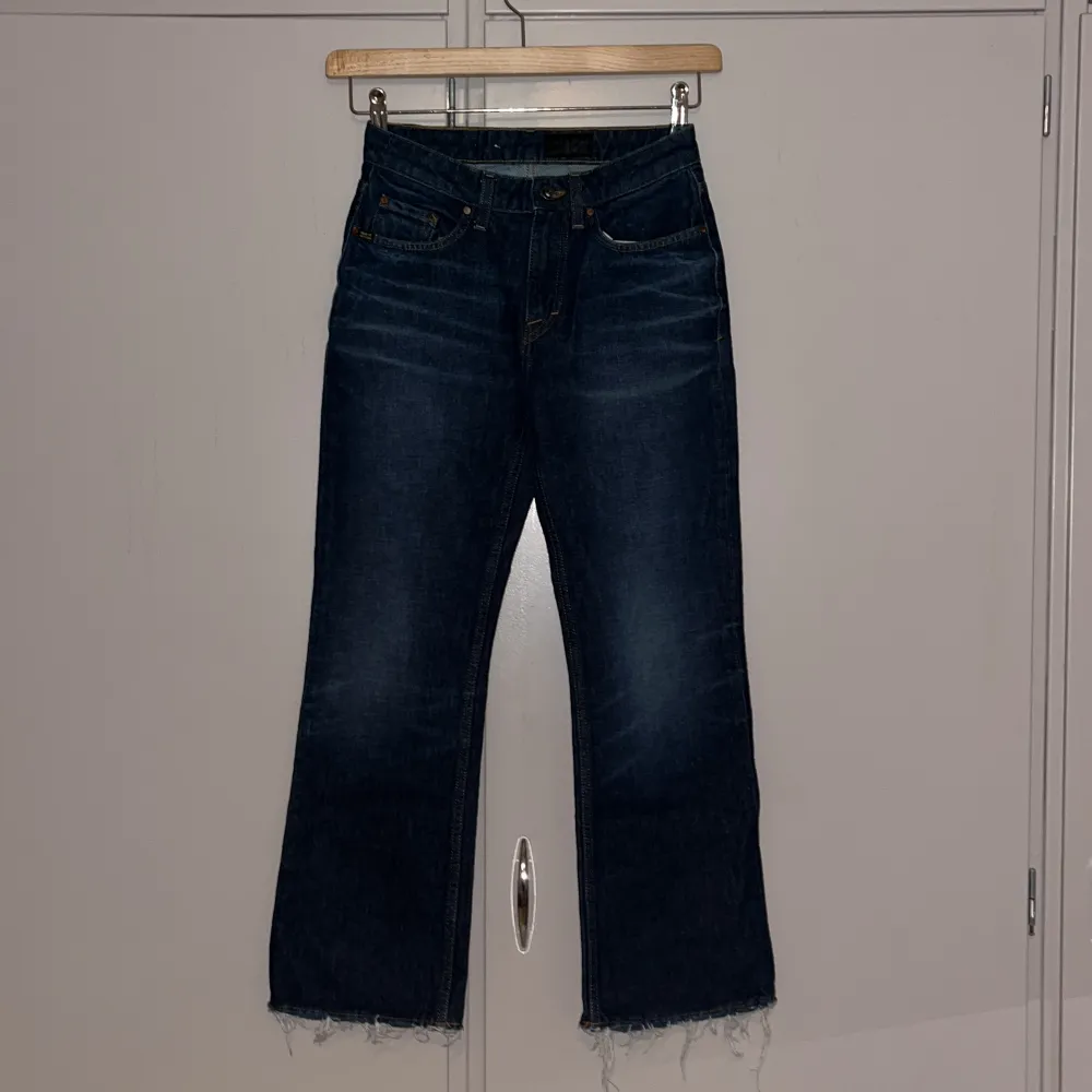 Säljer dessa coola jeans från Tiger of Sweden som är bootcut och lågmidjade i denna super snygga mörkblåa färgen. Priset går att diskuteras ❣️ Den är i xs och lite korta på mig som är 170. Jeans & Byxor.