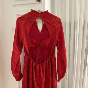 Säljer denna jättefina röda klänningen med öppen rygg, resår längt ner i öppningen och knyte i mitten❤️perfekt till jul