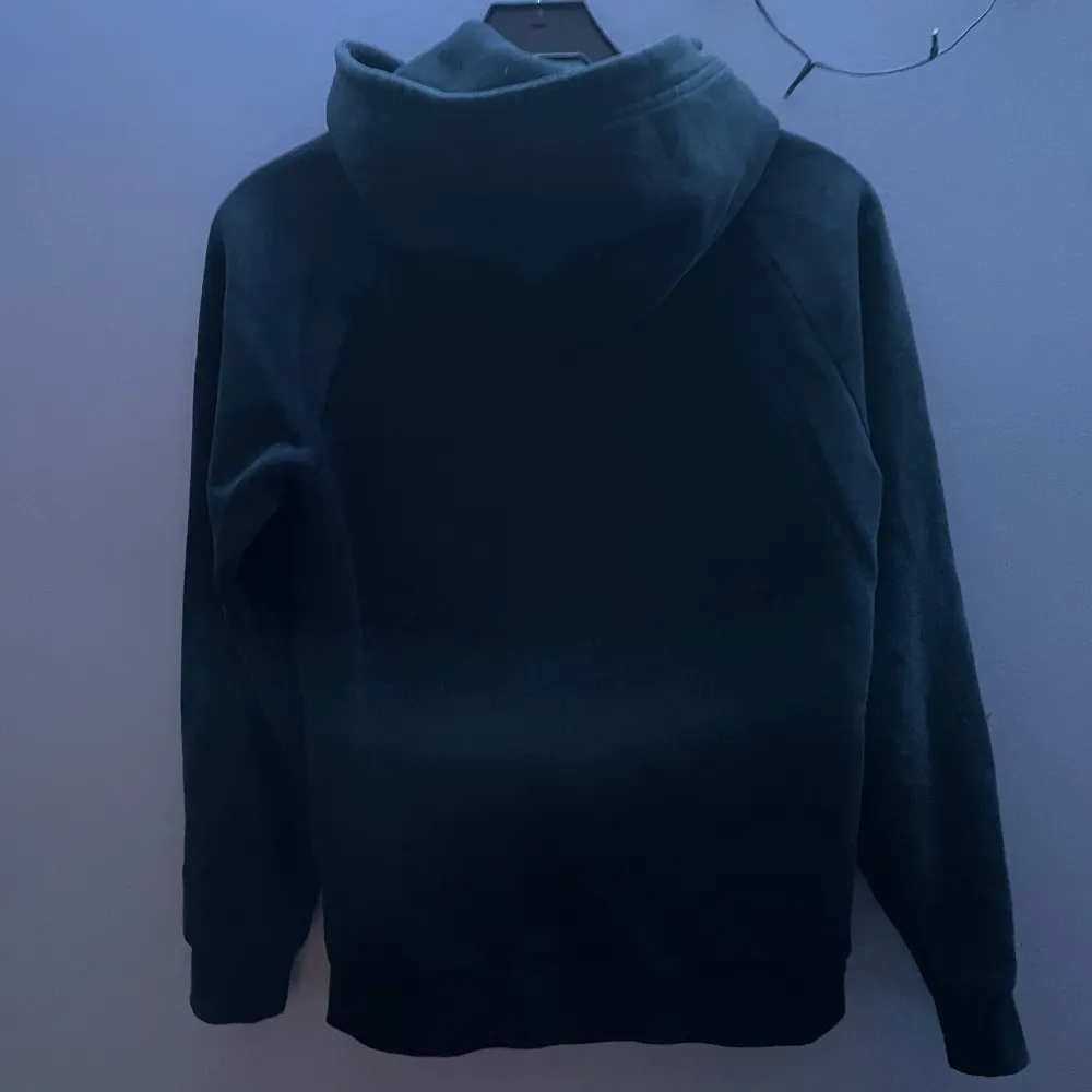 säljer en peak performance zip hoodie i storlek small, gott skick, inte använd så mycket, köptes på pondus för 1300kr i somras, pris kan såklart diskuteras . Hoodies.