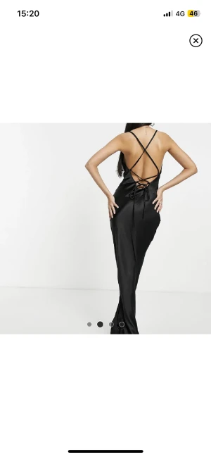 Svart balklänning - Säljer min fina balklänning i siden, älskar men kommer inte till användning💕 Storlek xs men passar mig som har S. Skriv för fler bilder!