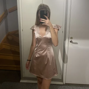 Rosa klänning  - Säljer denna rosa klänning från Nelly i nyskick 