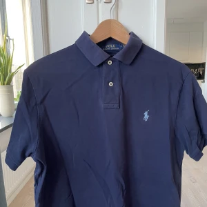 Ralph Lauren Piké  - Skön och stilren piké från Ralph Lauren. Knappt använd (strycks vid köp). Priset är inte hugget i sten. 