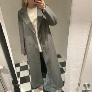 Lång kappa💓 - Lång kappa från josefin hjXNAKD💗💗jag är 173 cm! Använd en säsong så jättebra skick🫶🏼varm!! köpt för 1100 säljer för 699