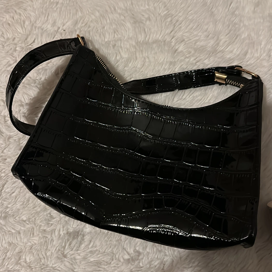 Svart väska med guld dragkedja  - 91