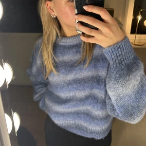 Blå stickad tröja! - Superfin blå stickad tröja från hm! 💙 Ganska liten i storleken så denna är faktikst i L men passar jättebra på mig som vanligtvis har S. Inte alls nopprig eller defekt 🙏 