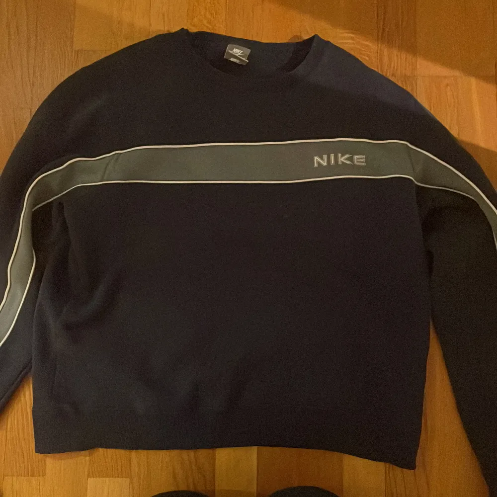 Vintage Nike tröja! Den har två fläckar på sig, den är i storlek M. Hoodies.