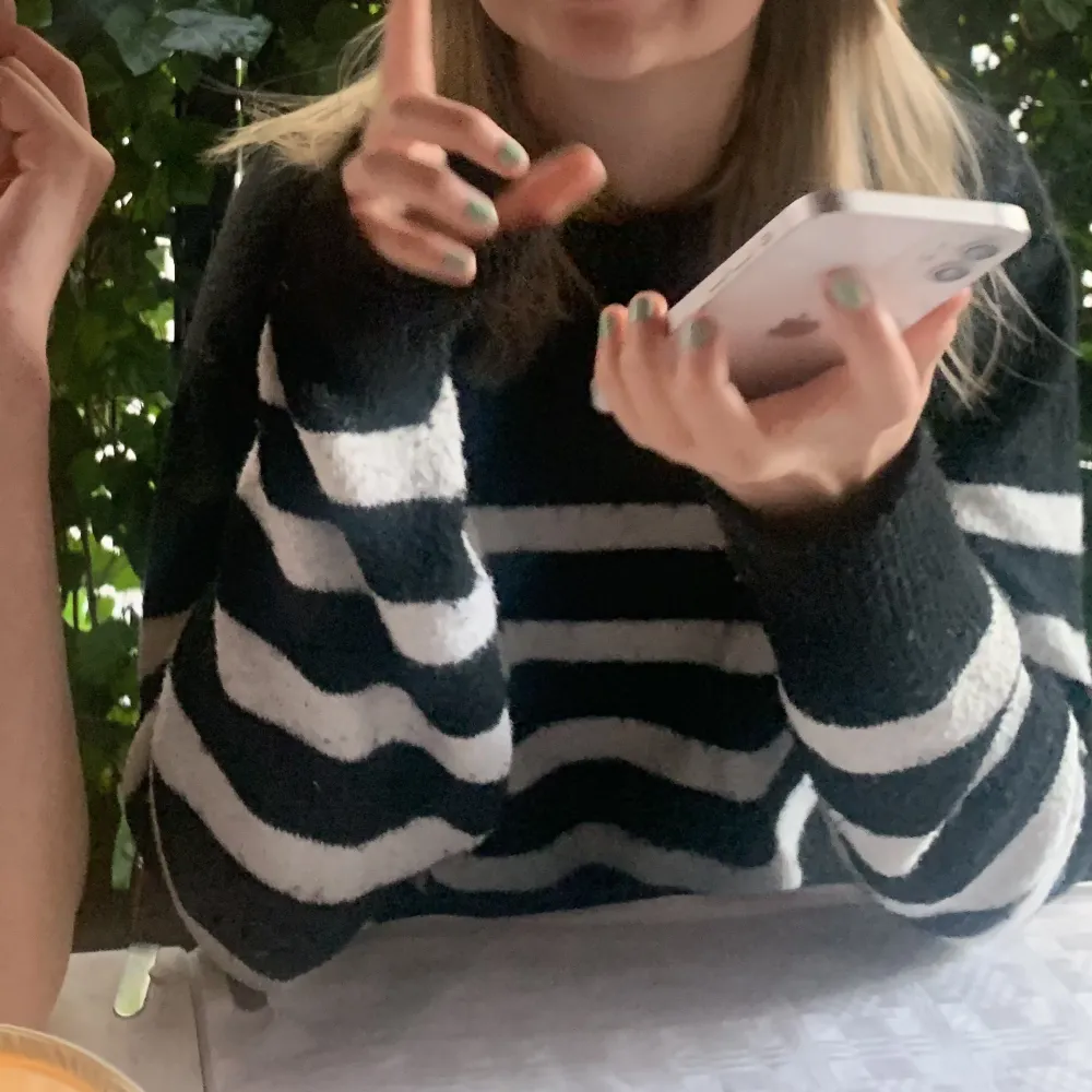 Snygg och väldigt skön basic tröja, passar till allt! . Neuleet.