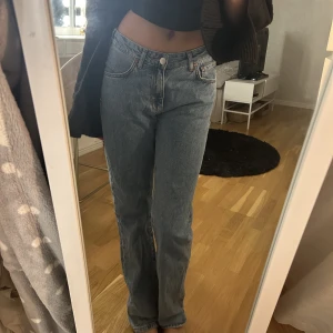 Low waist baggy jeans från BikBok - Säljer även dessa jeans från BikBok! De här är lite större och sitter lite baggy på mig 😍 Är i en superfin ljusblå färg och i storlek W27 L32! Perfekt längd för mig som är 170 🤗 Använda ett fåtal gånger!