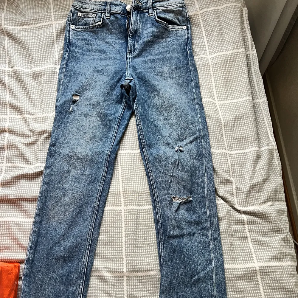 Säljer nu mina jeans inköpta från H&M. Storlek S. Använda Max 2 gånger så de är i nyskick! . Jeans & Byxor.