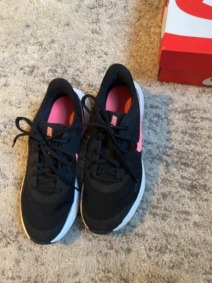 Nike revolution skor  - Nya andvända typ tre gånger men annars inte mer inga skador fläckar eller något 