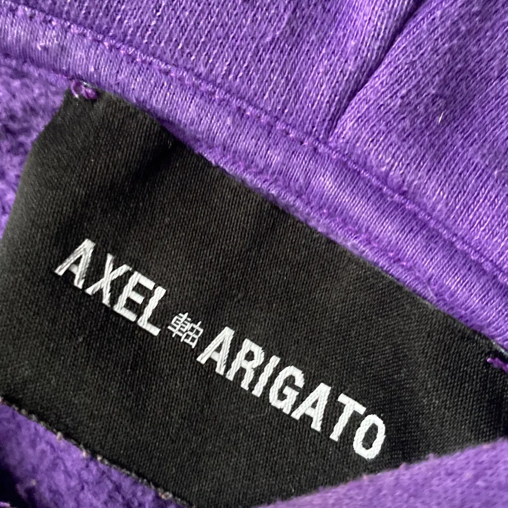 Säljer nu min Axel Arigato hoodie då den inte kommer till användning. Den är använd men har inga skador eller hål  Det är storlek S herr . Hoodies.