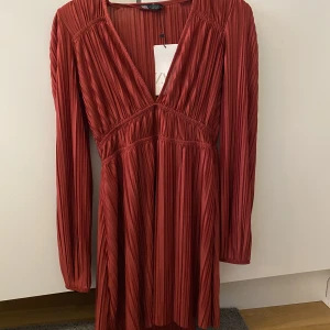 Röd klänning - Sjukt snygg röd klänning från Zara!! Perfekt till jul 😍 Den är aldrig använd och har prislapp kvar! Fick den i present därför är priset borttaget. 💓💓 Dubbelkolla gärna med mig innan du trycker på köp nu 😊