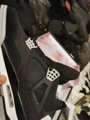 Jordan 4 Black canvas - Storlek 43 helt nya oanvända i box. Creaseskydd medföljer
