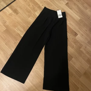 Kostymbyxor från Zara - Helt nya kostymbyxor säljes.  Ord pris 400kr