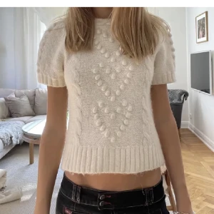 Stickad topp - Söt stickad tröja från & other stories. Lånade bilder men ser ut som på bilden💗