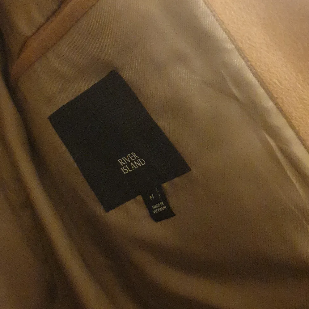 Herr rock i mycket fint skick. Storlek M. Från River Island. Kostade 1700 kr. Takit.