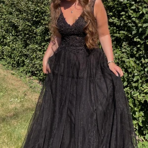 Balklänning - Säljer min superfina balklänning:/ använd i några timmar imprencip som ny säljer för 900kr ord pris 1800💕strl 36 (har även mått beskrivning ifall man vill ha bild på det också, såklart fler bilder på klänningen också ) 💕