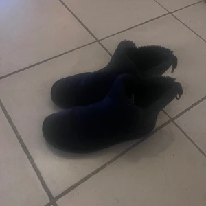 Uggs - Blåa fake uggs. Säljer för att de inte kommer till användning, i bra skick och väldigt sköna! Kom privat för fler bilder💞