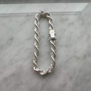 Hej, Säljer mitt 925 Silver armband med ett unikt kistlås som är svårt att få tag i säljer de för de va för litet den är 21,5cm, Ny pris 2200kr, Sen är de massivt också de är rakt igenom silver 