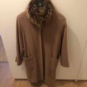 Ambiente kappa - Kappa i väldigt fin ull från Ambiente.  Storlek 36/38.