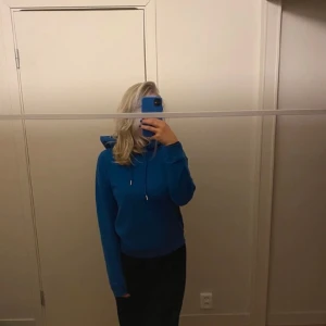 Blå Hoddie  - Fin hoddie som sitter lite tajtare efter kroppen (s-m), använd några gånger men inga tecken på användning. 💓