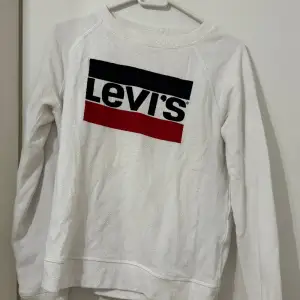 Enkel vit långärmad Levis tröja. Använd några gånger.