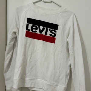 Levis tröja - Enkel vit långärmad Levis tröja. Använd några gånger.
