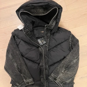 Maje jacka  - Maje fall padded denim jacket nypris 5000kr splittrans ny med alla taggar kvar säljer för 2000kr då den var för stor tyvärr. Storlek 36. Man kan ta av ärmarna så det blir till en väst.