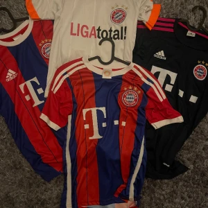 Fotbollströja  - Om man vill ha 1 kontakta men 200kr för varje tröja (muller tröjan är såld)