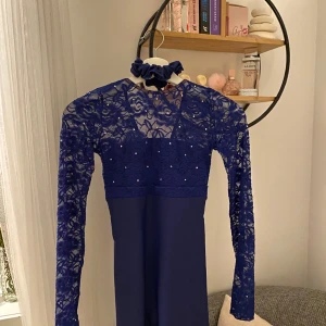 Marinblå konståkningsklänning - En marin blå konståkningsklänning som är i bra skikt, man får även med en scrunshie som passar till klänningen. Skriv för fler bilder 💕⛸️❄️